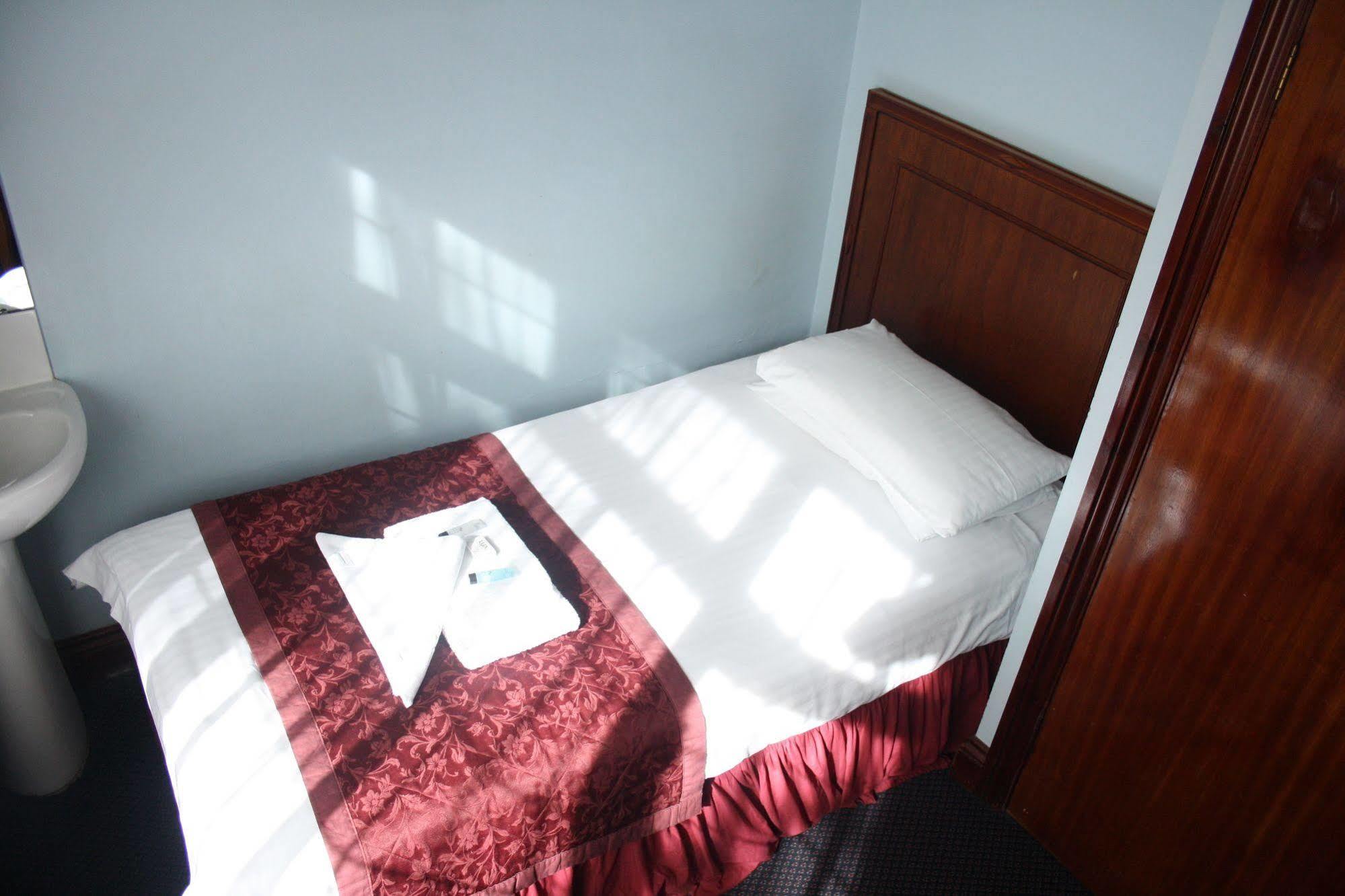 Kings Paget Hotel West Drayton  Екстер'єр фото